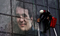 Portrait du journaliste français Christophe Gleizes au siège de la FFF à Paris