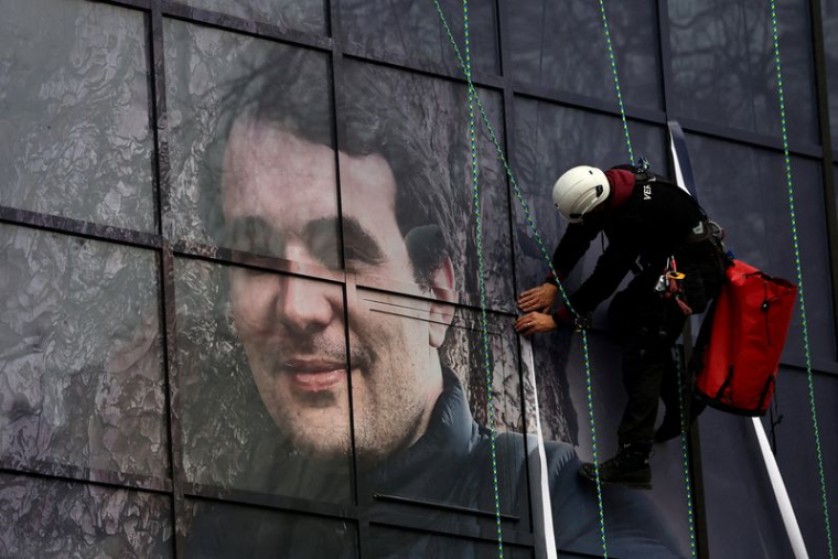 Portrait du journaliste français Christophe Gleizes au siège de la FFF à Paris