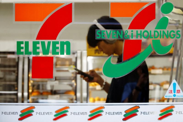 Le logo de Seven & I sur un magasin 7-Eleven à Tokyo