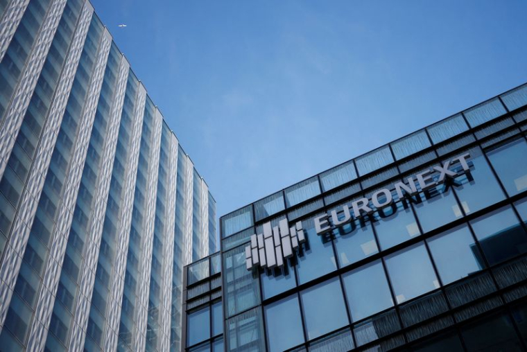 Logo de la bourse Euronext près de Paris