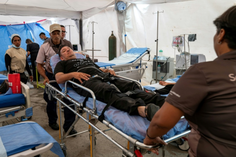 Un survivant du double séisme du 24 juin est soigné dans un hôpital de campagne installé à la gare routière de Catia La Mar, au Venezuela, le 3 juillet 2026 ( AFP / Miguel MEDINA )