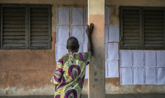 Un électeur cherche son nom sur la liste électorale affichée dans une école primaire servant de bureau de vote pour l'élection présidentielle au Bénin, à Cotonou, le 12 avril 2026 ( AFP / OLYMPIA DE MAISMONT )