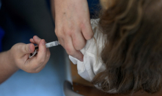 Une infirmière réalisé un vaccin sur une patiente à Vern-sur-Seiche, près de Rennes, le 9 octobre 2023. ( AFP / DAMIEN MEYER )
