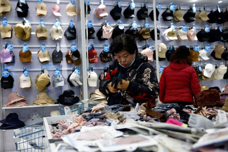 Des clients font leurs achats au magasin Wankelai à Pékin