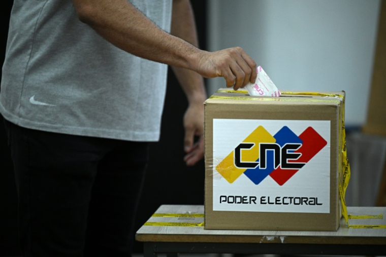 Un électeur vote à Caracas lors des élections pour élire députés et gouverneurs, le 25 mai 2025 au Venezuela ( AFP / Federico PARRA )