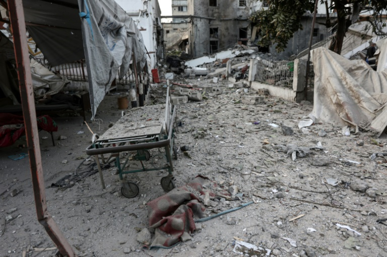 Dans les décombres laissés par une frappe israélienne sur l'hôpital Al-Ahli de Gaza-ville, qui a mis l'établissement à l'arrêt, le 13 avril 2025 ( AFP / Omar AL-QATTAA )
