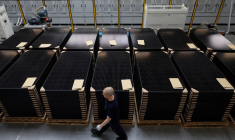 Un employé travaille dans une usine de panneaux solaires à Carquefou près de Nantes