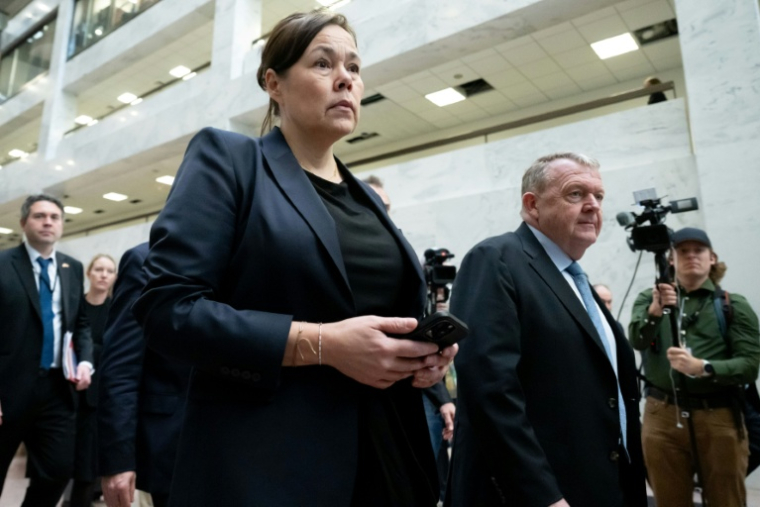 La ministre des Affaires étrangères DU Groenland Vivian Motzfeldt et son homologue danois Lars Løkke Rasmussen arrivent pour une rencontre à Washington, le 14 janvier 2026 ( AFP / SAUL LOEB )