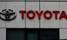 Le logo de Toyota Motor Corp est photographié dans sa concession à Tokyo