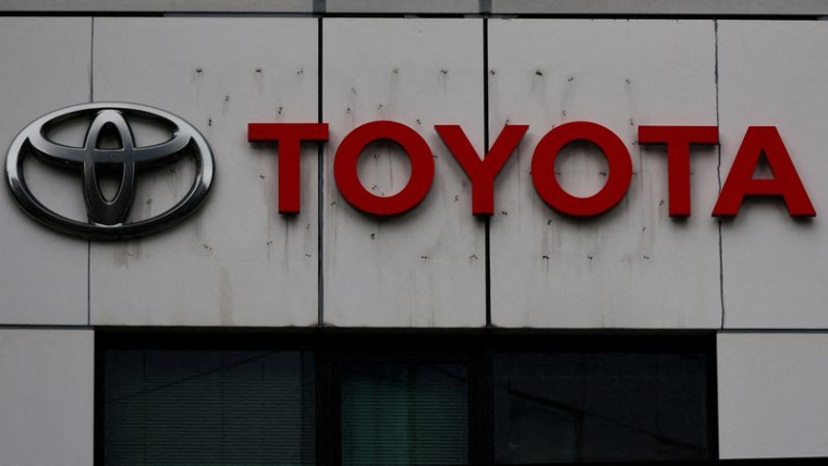 Le logo de Toyota Motor Corp est photographié dans sa concession à Tokyo