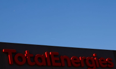 Le logo de la compagnie pétrolière et gazière française TotalEnergies est visible sur une station-service à Drancy