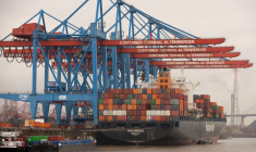 Les conteneurs sont déchargés au port de Hambourg, en Allemagne