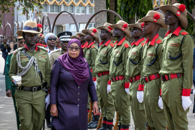 La présidente de Tanzanie Samia Suluhu Hassan (2e G) passe en revue une garde d'honneur de la police à son arrivée le 14 novembre 2025  au Parlement à Dodoma, la capitale tanzanienne ( AFP / - )