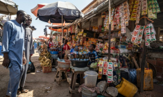 Des clients observent les étals du marché de Minna, capitale de l'Etat du Niger, au Nigeria, le 1er décembre 2025 ( AFP / Light Oriye Tamunotonye )