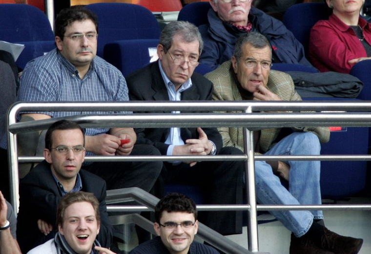 Gérard Bourgoin (droite) assiste à un match de football de Ligue 1