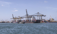 Des porte-conteneurs sont à quai au port de Dakar (Sénégal) le 26 mars 2026. ( AFP / PATRICK MEINHARDT )