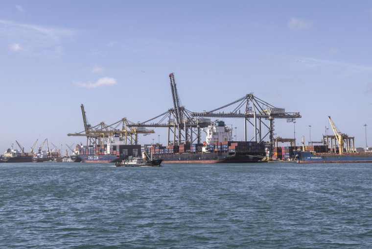 Des porte-conteneurs sont à quai au port de Dakar (Sénégal) le 26 mars 2026. ( AFP / PATRICK MEINHARDT )