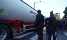 Carburants: des agriculteurs mobilisés près de la raffinerie de Feyzin