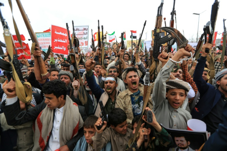 Des partisans des rebelles houthis brandissent leurs armes lors d'une manifestation le 17 juillet 2026 à Sanaa ( AFP / Mohammed HUWAIS )