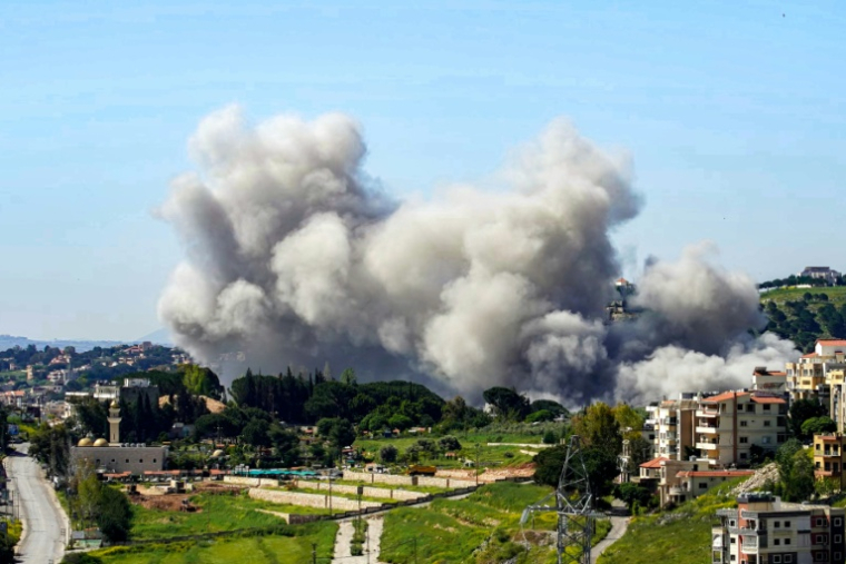 De la fumée s'élève après une frappe israélienne sur la ville de Nabatiyeh, dans le sud du Liban, le 7 mai 2026 ( AFP / Abbas Fakih )