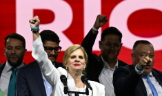 La candidate du parti conservateur au pouvoir, Laura Fernandez, salue ses partisans après l'annonce des résultats de l'élection présidentielle à San José, le 1er février 2026 au Costa Rica ( AFP / MARVIN RECINOS )