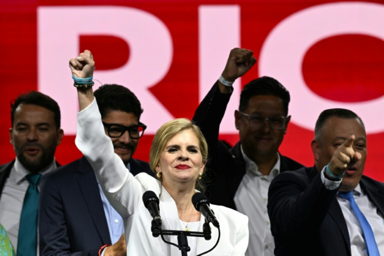 La candidate du parti conservateur au pouvoir, Laura Fernandez, salue ses partisans après l'annonce des résultats de l'élection présidentielle à San José, le 1er février 2026 au Costa Rica ( AFP / MARVIN RECINOS )