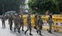 Les membres des forces de sécurité arrivent pour prendre leur poste à un point de contrôle temporaire à New Delhi, le 11 octobre 2026 ( AFP / Sajjad HUSSAIN )