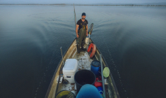 Le pêcheur Sébastien Gaubert sur l'étang de l'Ayrolle, à Gruissan, le 25 juin 2025 ( AFP / IDRISS BIGOU-GILLES )