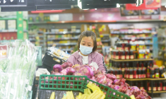 Des centaines de millions de Chinois ont été confinés à travers tout le pays depuis mars. Les premiers déconfinements se mettent en place. Après deux mois de fermeture, certains commerces rouvrent à Shanghai. (© AFP)