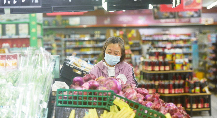 Des centaines de millions de Chinois ont été confinés à travers tout le pays depuis mars. Les premiers déconfinements se mettent en place. Après deux mois de fermeture, certains commerces rouvrent à Shanghai. (© AFP)