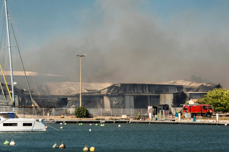 De la fumée d'incendie s'élève au dessus d'une entreprise de catamarans à Canet-en-Roussillon (sud) le 2 juillet 2026  ( AFP / Jc Milhet )