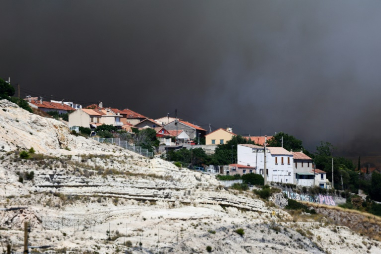 Nuage de fumée au dessus de Marseille provoqué par les incendies, le 8 juillet 2025 ( AFP / CLEMENT MAHOUDEAU )