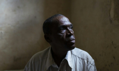 Abdoul Aziz Baldé, dont le fils a disparu au large du Maroc après avoir tenté de migrer vers l'Europe clandestinement par la mer, pose pour un portrait le 25 septembre 2025, dans une banlieue de la capitale guinéenne Conakry ( AFP / PATRICK MEINHARDT )