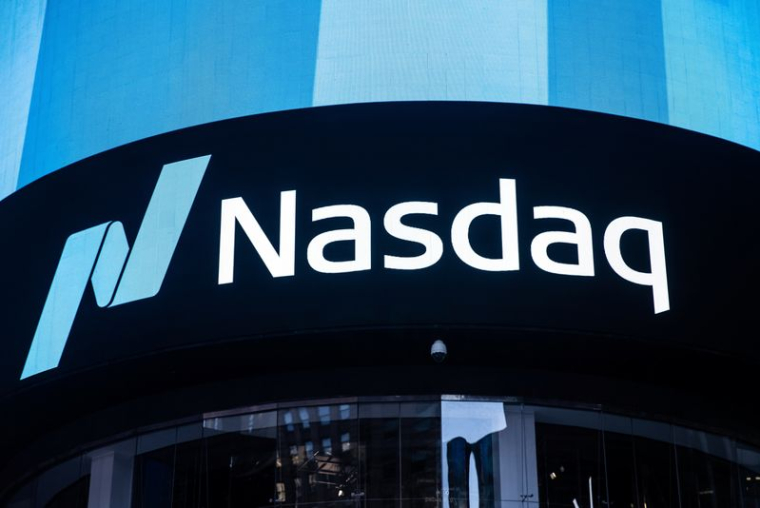 Le logo du Nasdaq est affiché sur le site du Nasdaq Market à Times Square à New York