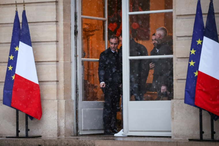 Le Premier ministre Sébastien Lecornu raccompagne les membres du syndicat agricole français Jeunes agriculteurs (JA), après une réunion à l'Hôtel Matignon, à Paris, le 5 janvier 2026 ( AFP / Anne-Christine POUJOULAT )