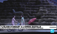 Le philtre magique de Laurent Pelly opere dans "L'Elixir d'amour" a Bastille