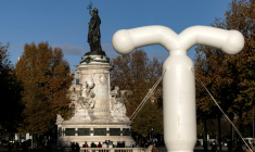 Un stérilet géant érigé place de la République à Paris le 18 novembre 2025 ( AFP / Sébastien DUPUY )