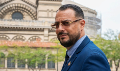 Sébastien Delogu, député "La France Insoumise - Nouveau Front Populaire", arrive pour une audition au commissariat de l'Évêché à Marseille, le 27 août 2026. ( AFP / Miguel MEDINA )