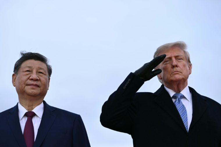 Le président américain Donald Trump accueille son homologue chinois Xi Jinping à son arrivée à Joint Base Andrews, dans le Maryland (est), le 23 septembre 2026 ( AFP / Brendan SMIALOWSKI )