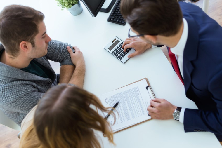 Quels sont les points que vous devez vérifier pour savoir si vous avez intérêt à transférer votre ancien contrat vers un PER ? (Crédit photo: Fotolia)