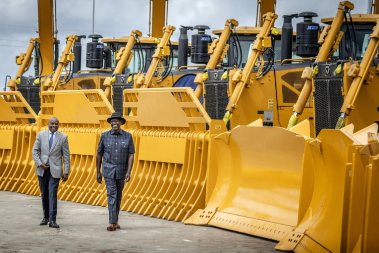 Le président kényan William Ruto (au centre) et le vice-président Kithure Kindiki (à gauche) inspectent des excavatrices et d’autres engins lourds stationnés au port de Lamu (Kenya), le 30 septembre 2026 ( AFP / Luis TATO )