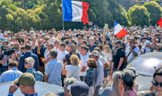 Défilé en mémoire de Louis, un adolescent de 17 ans battu à mort fin juin dans un guet-apens, le 5 juillet 2026 à Narbonne ( AFP / Valentin GRAFF )