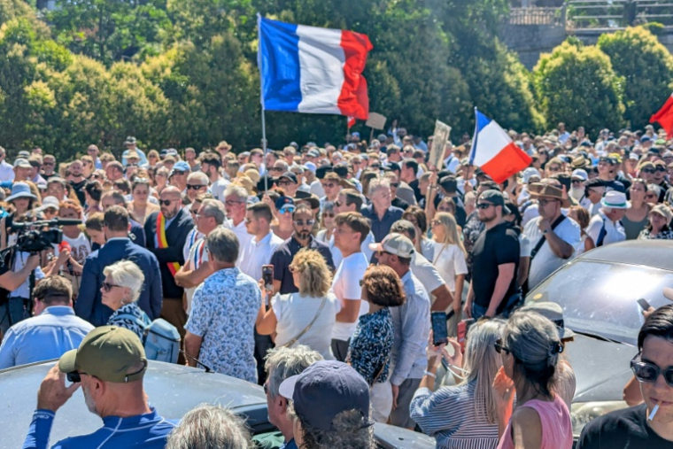 Défilé en mémoire de Louis, un adolescent de 17 ans battu à mort fin juin dans un guet-apens, le 5 juillet 2026 à Narbonne ( AFP / Valentin GRAFF )