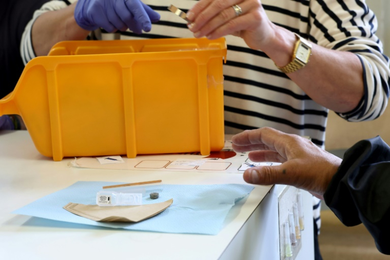 Un employé s'occupe d'un usager dans la salle d'injection supervisée de drogues Argos dont s'occupe l'association Ithaque à Strasbourg, le 4 juin 2025 dans le Bas-Rhin ( AFP / FREDERICK FLORIN )
