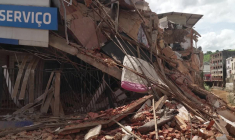 Brésil: les crues de la rivière Ubá détruisent des bâtiments et font plusieurs disparus