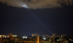 Des militaires ukrainiens utilisent un projecteur pour rechercher des drones russes dans le ciel de Kiev