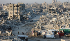 Des personnes marchent au milieu des décombres dans un quartier de la ville de Gaza le 22 octobre 2025 ( AFP / Omar AL-QATTAA )