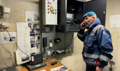 Rune Larsen, sous-officier de la Sécurité civile norvégienne, au téléphone lors d'une visite de presse de l'abri antiaérien de St. Hanshaugen, l'un des plus grands d'Oslo, le 18 mai 2026 ( AFP / Jonathan KLEIN )