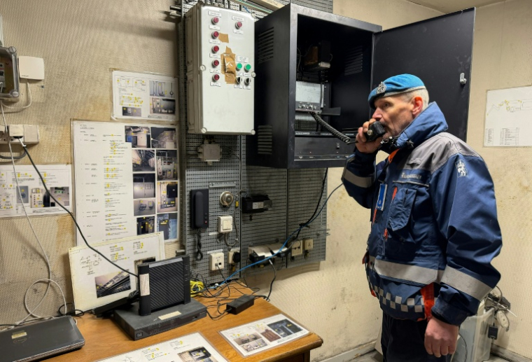 Rune Larsen, sous-officier de la Sécurité civile norvégienne, au téléphone lors d'une visite de presse de l'abri antiaérien de St. Hanshaugen, l'un des plus grands d'Oslo, le 18 mai 2026 ( AFP / Jonathan KLEIN )