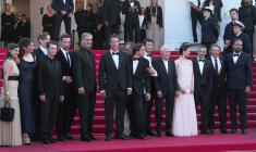 Cannes : l'équipe du film "La bataille de Gaulle: L'âge de fer" sur le tapis rouge